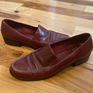 Mootsie Tootsie read leather loafers 1” heel slip on Size 9